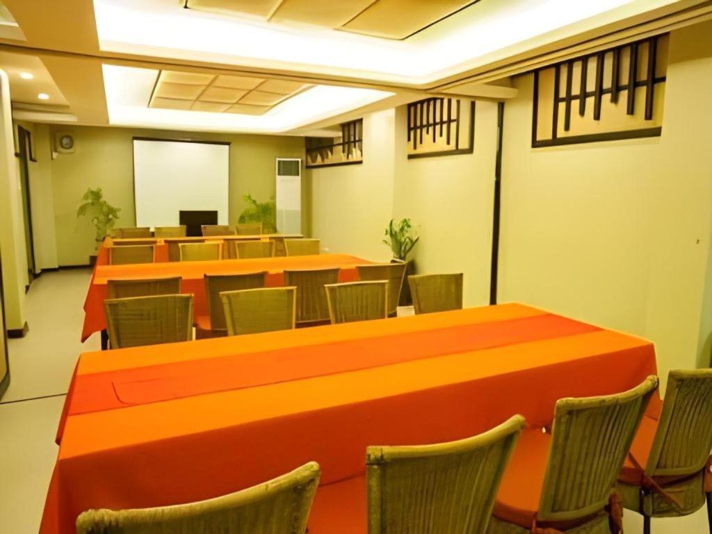 L Square Hotel Tarlac City Экстерьер фото