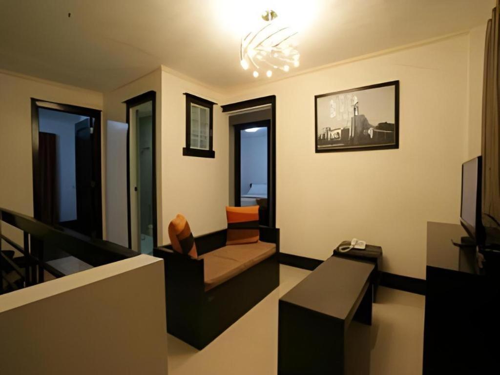 L Square Hotel Tarlac City Экстерьер фото