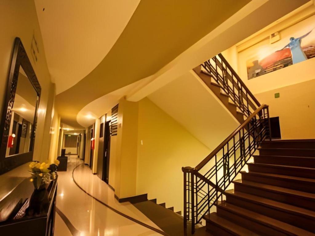 L Square Hotel Tarlac City Экстерьер фото