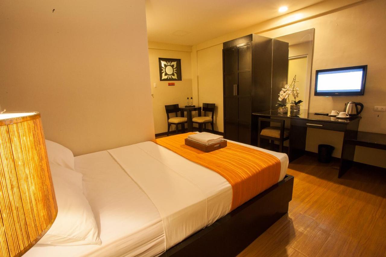 L Square Hotel Tarlac City Номер фото